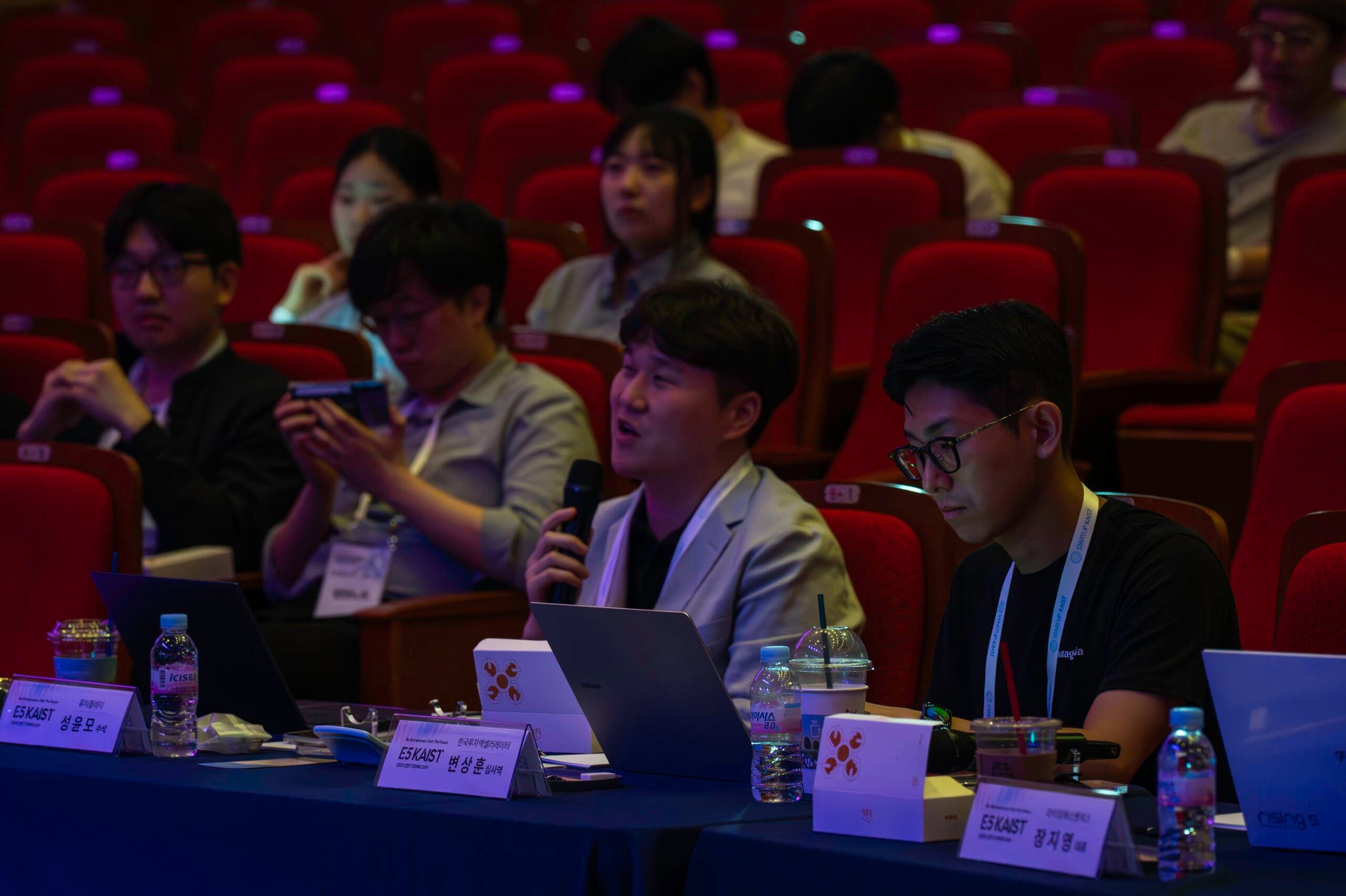 심사위원석 노트북 및 집기류 세팅 2