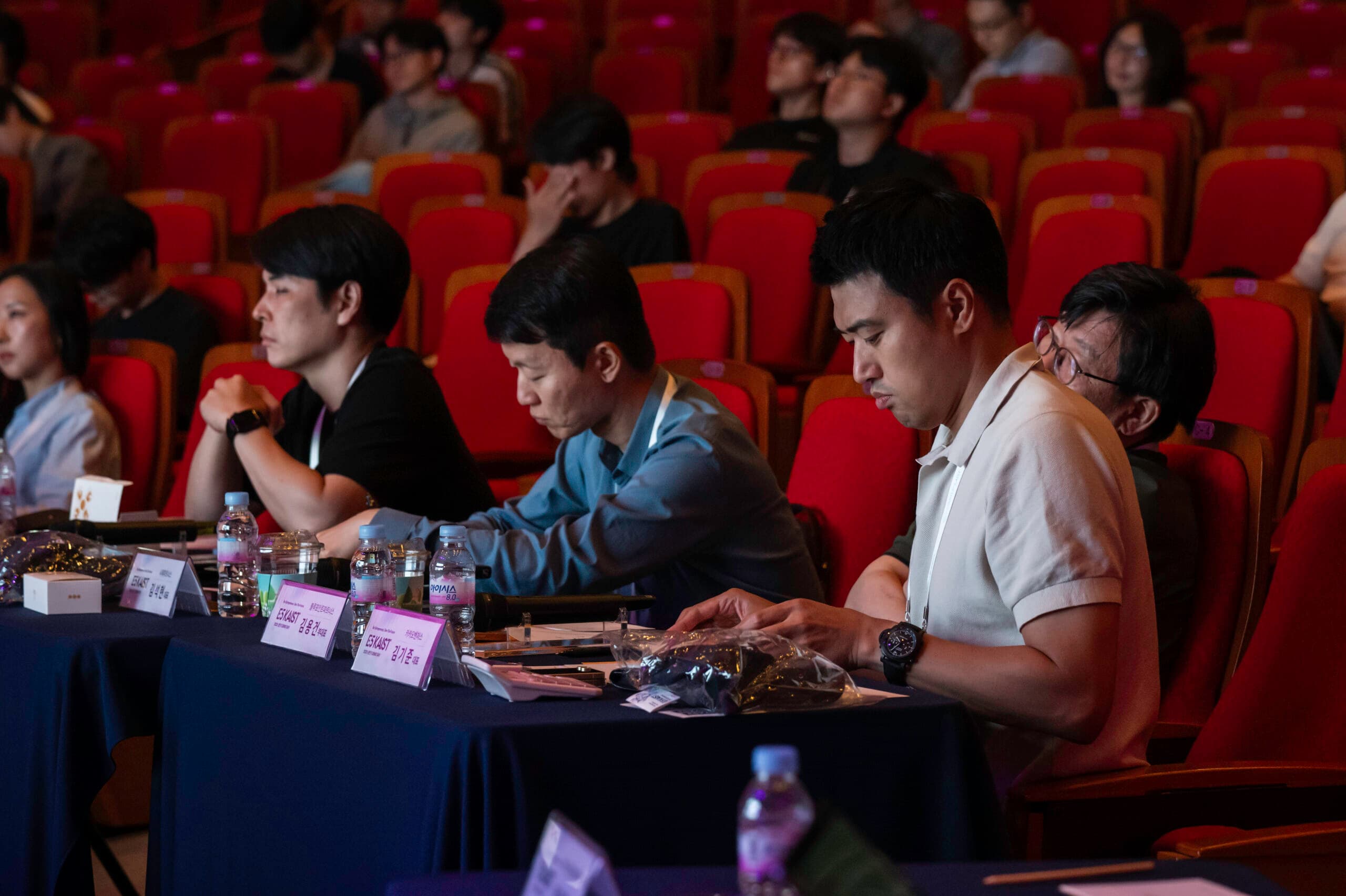 심사위원석 노트북 및 집기류 세팅