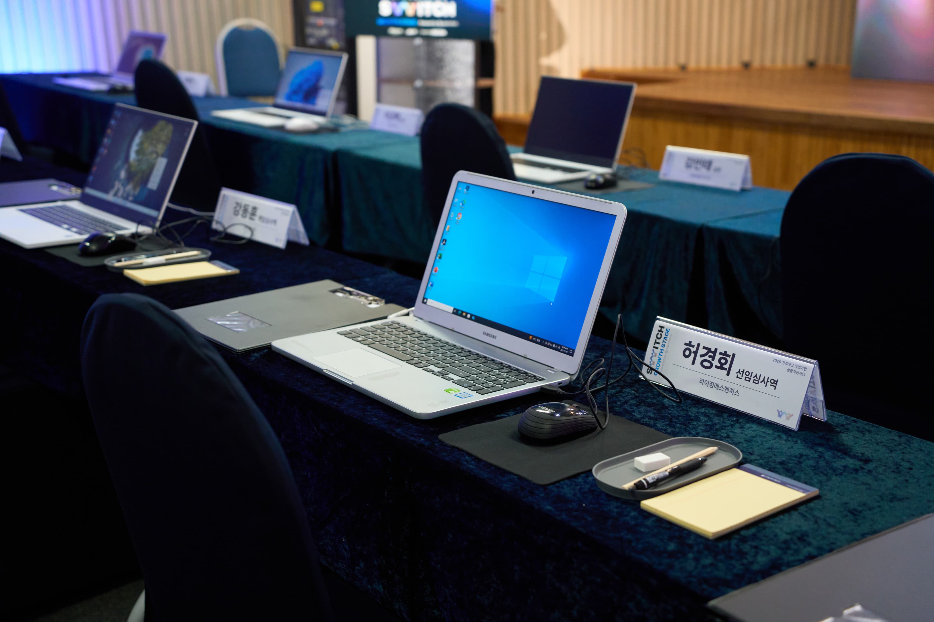심사위원 자리세팅 노트북명패 01