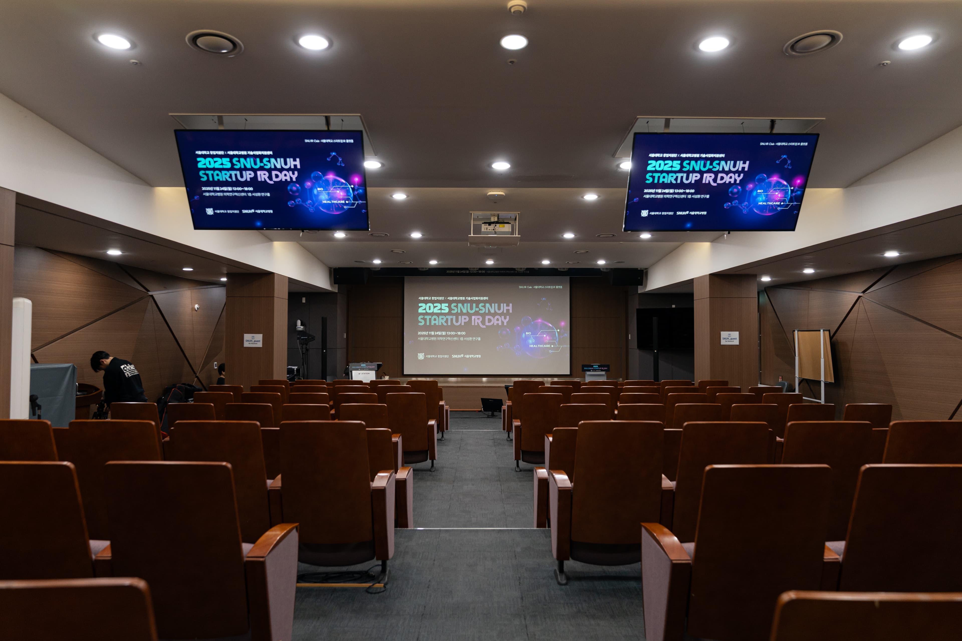 강당 스크린 개막준비 06