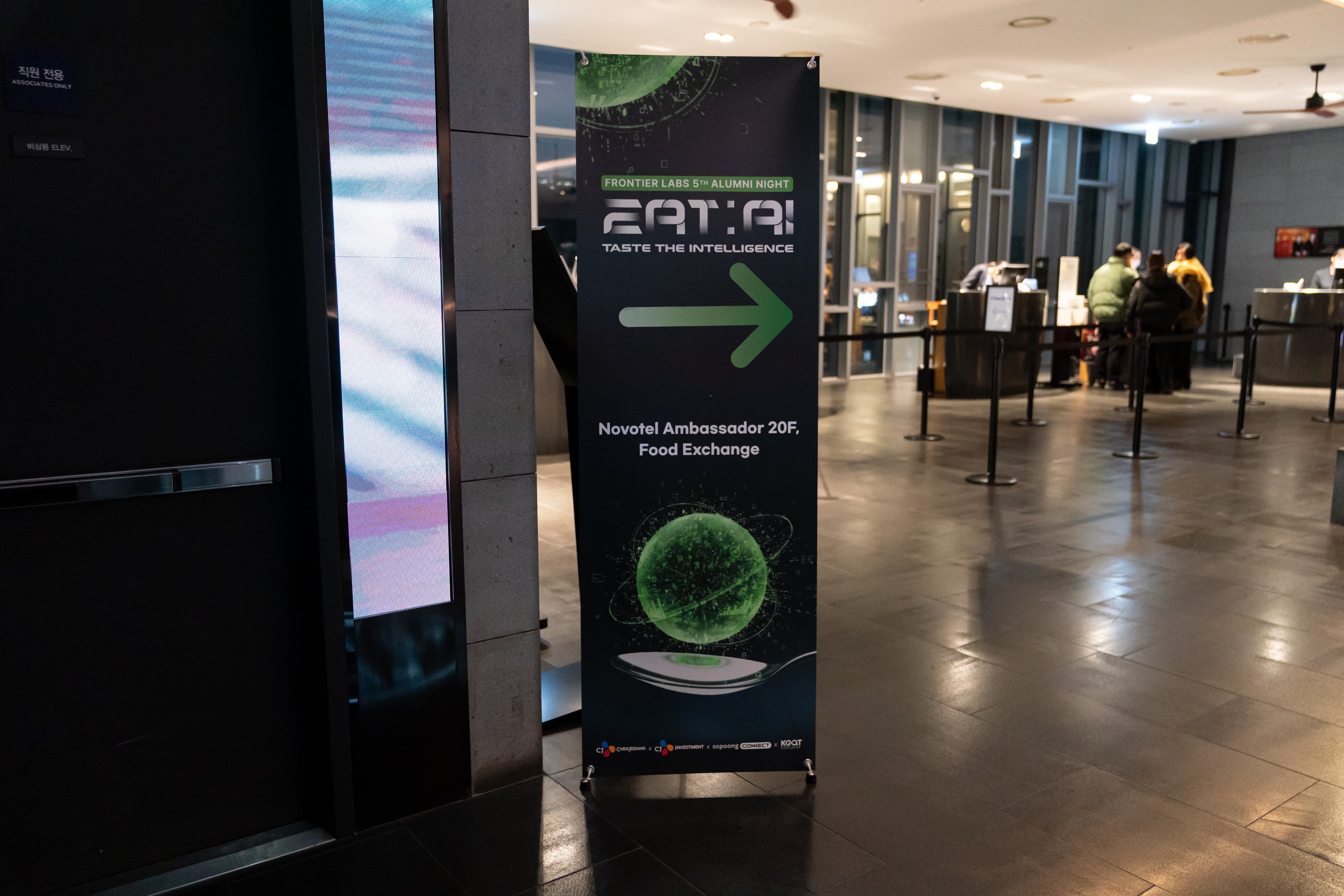노보텔 로비 안내배너 10