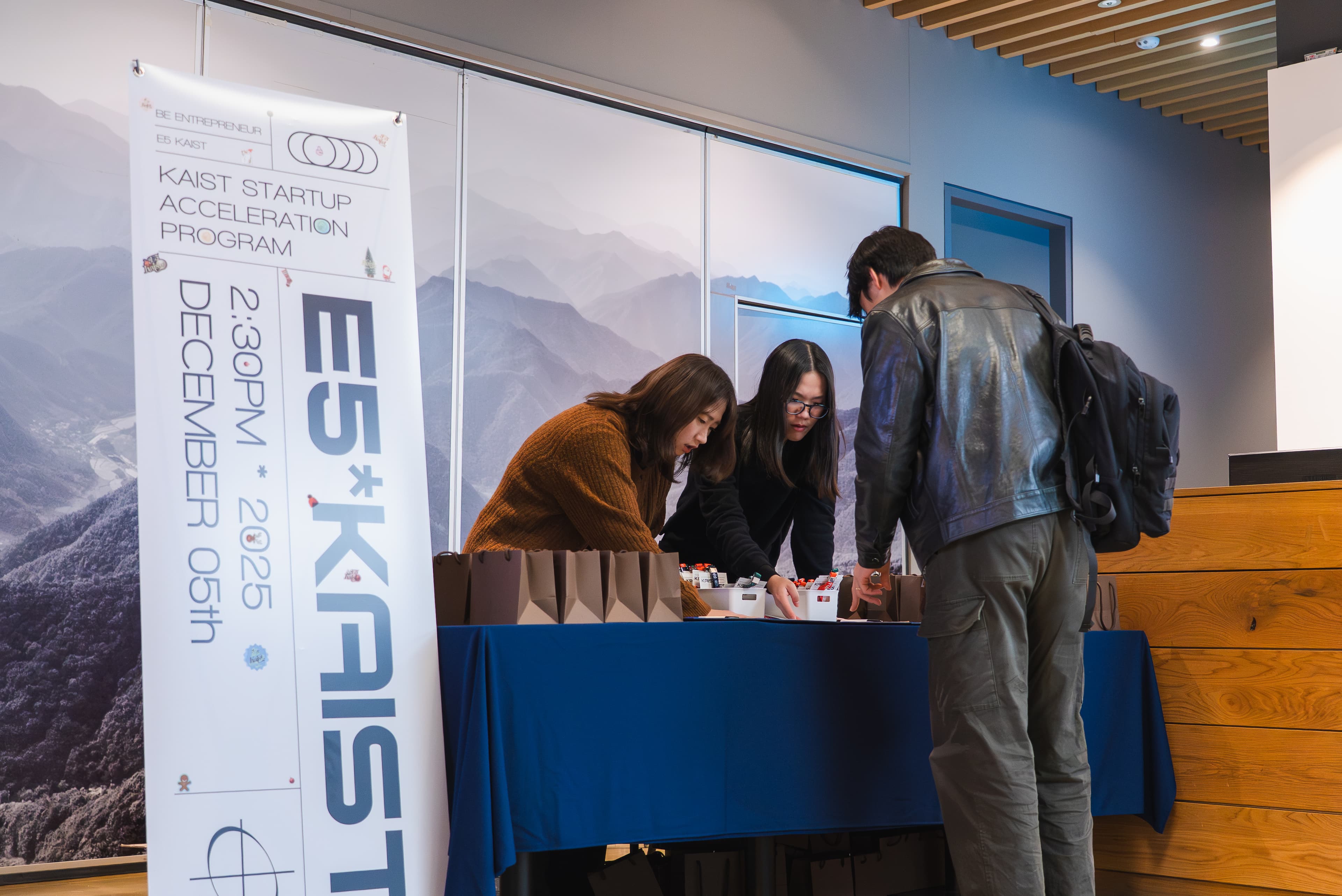 접수데스크 기념품 배부 08