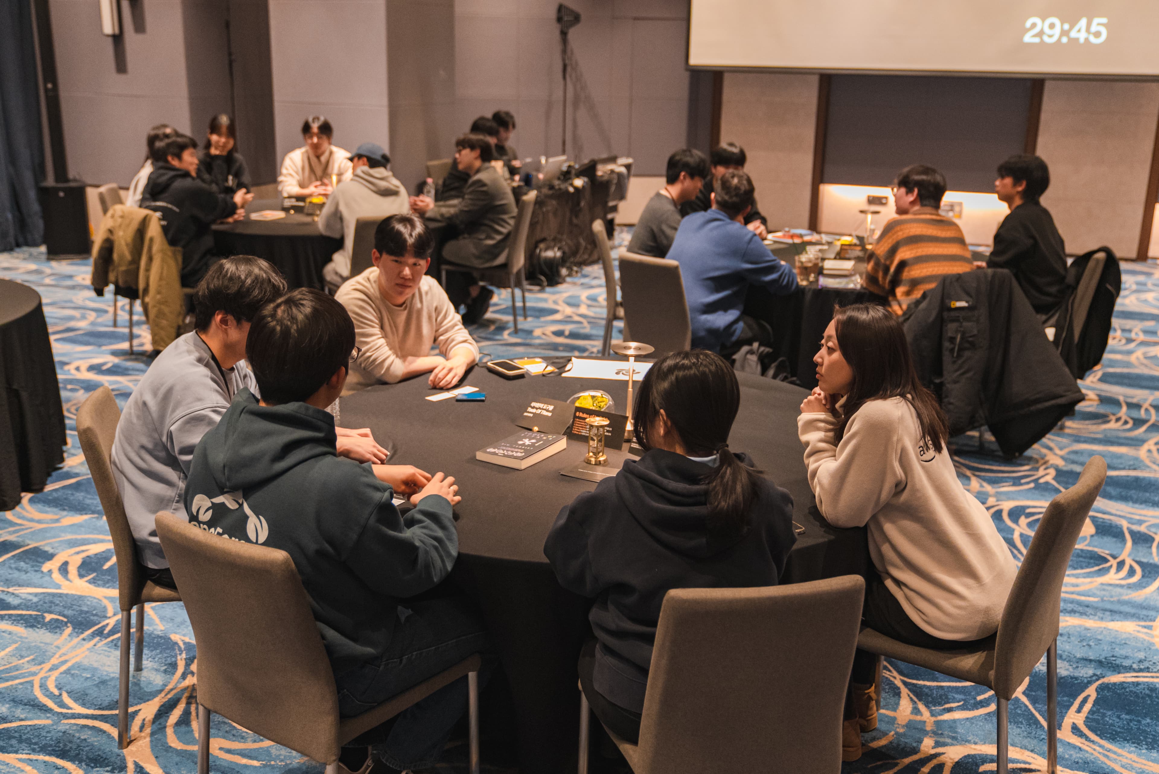 연회장 참가자 네트워킹 토론 13