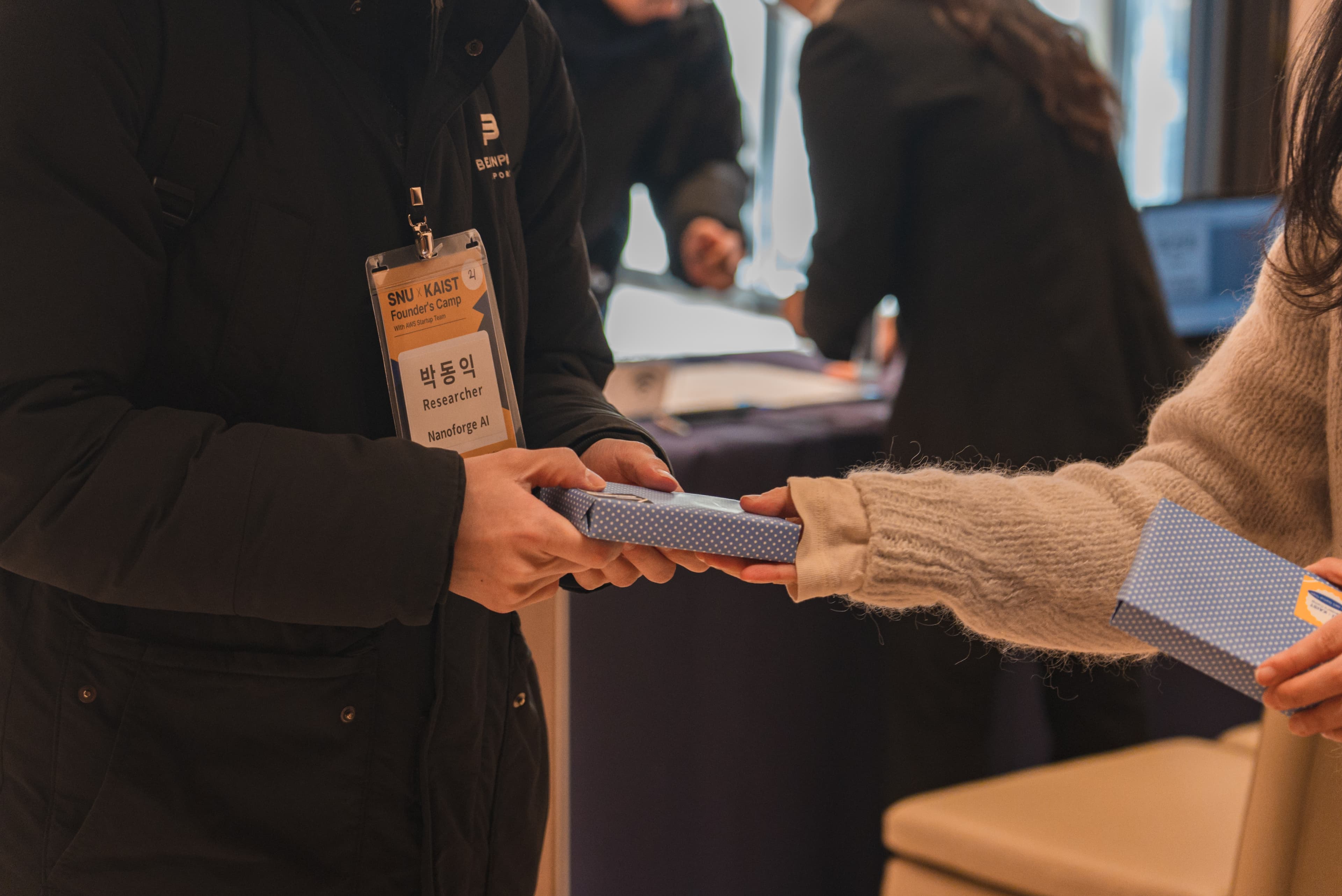 접수데스크 참가자 기념품전달 08