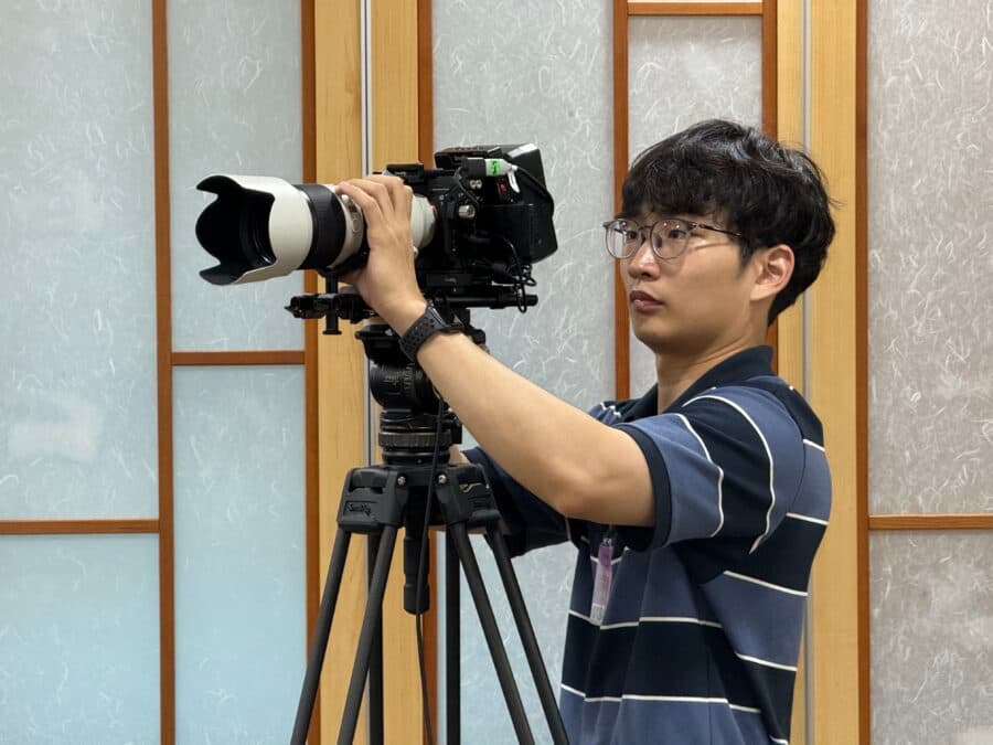 촬영 스태프 카메라 조작