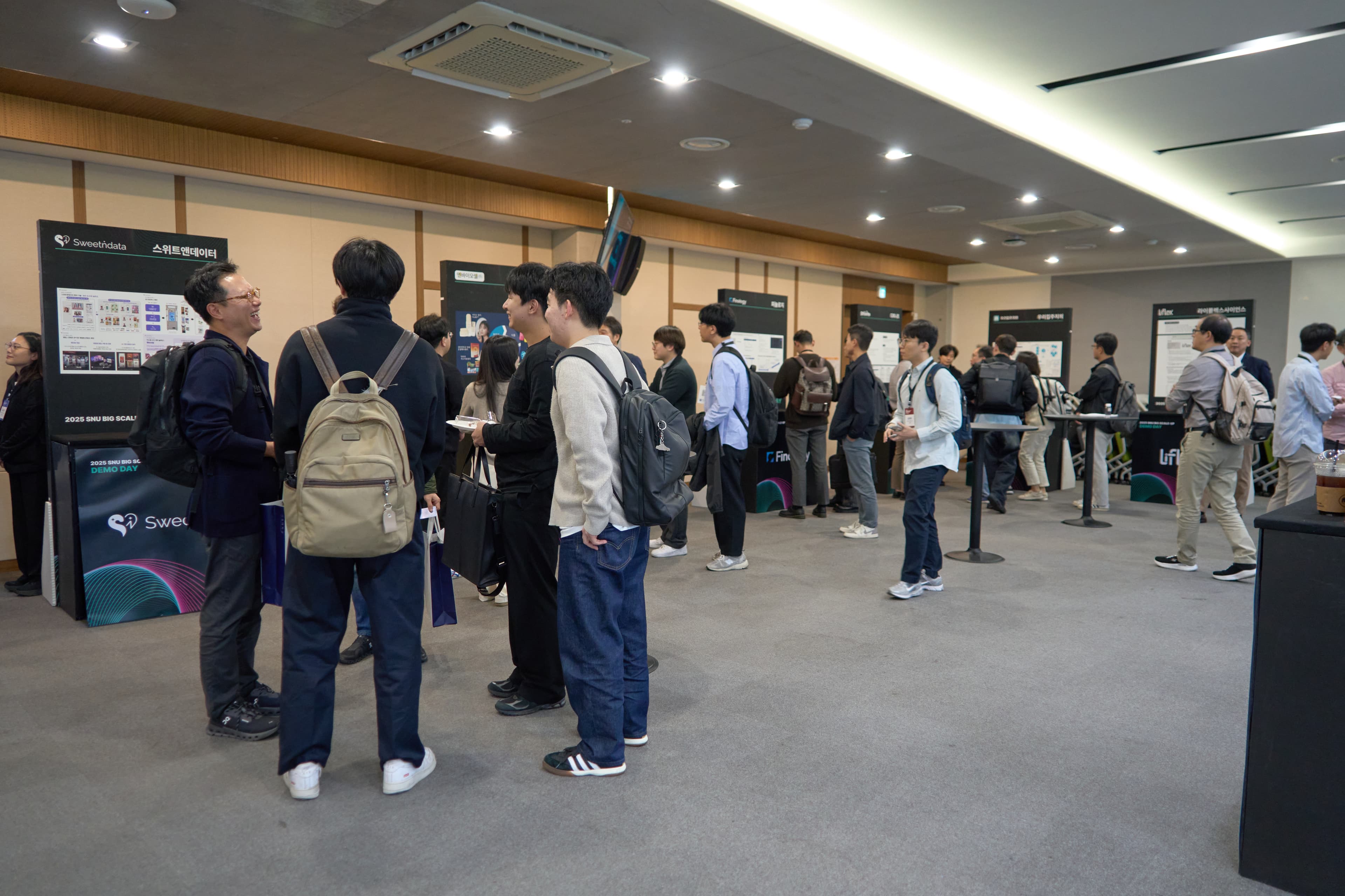 스타트업 전시부스 참가자관람 13