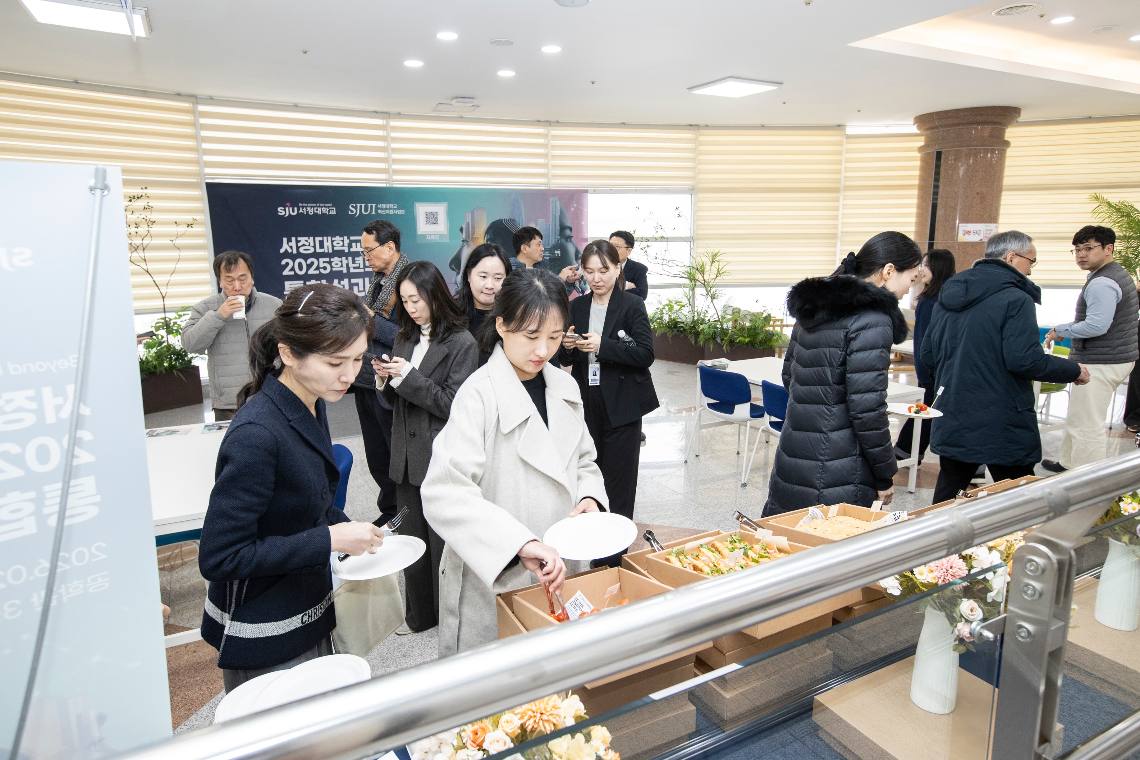 로비 뷔페 참가자 12