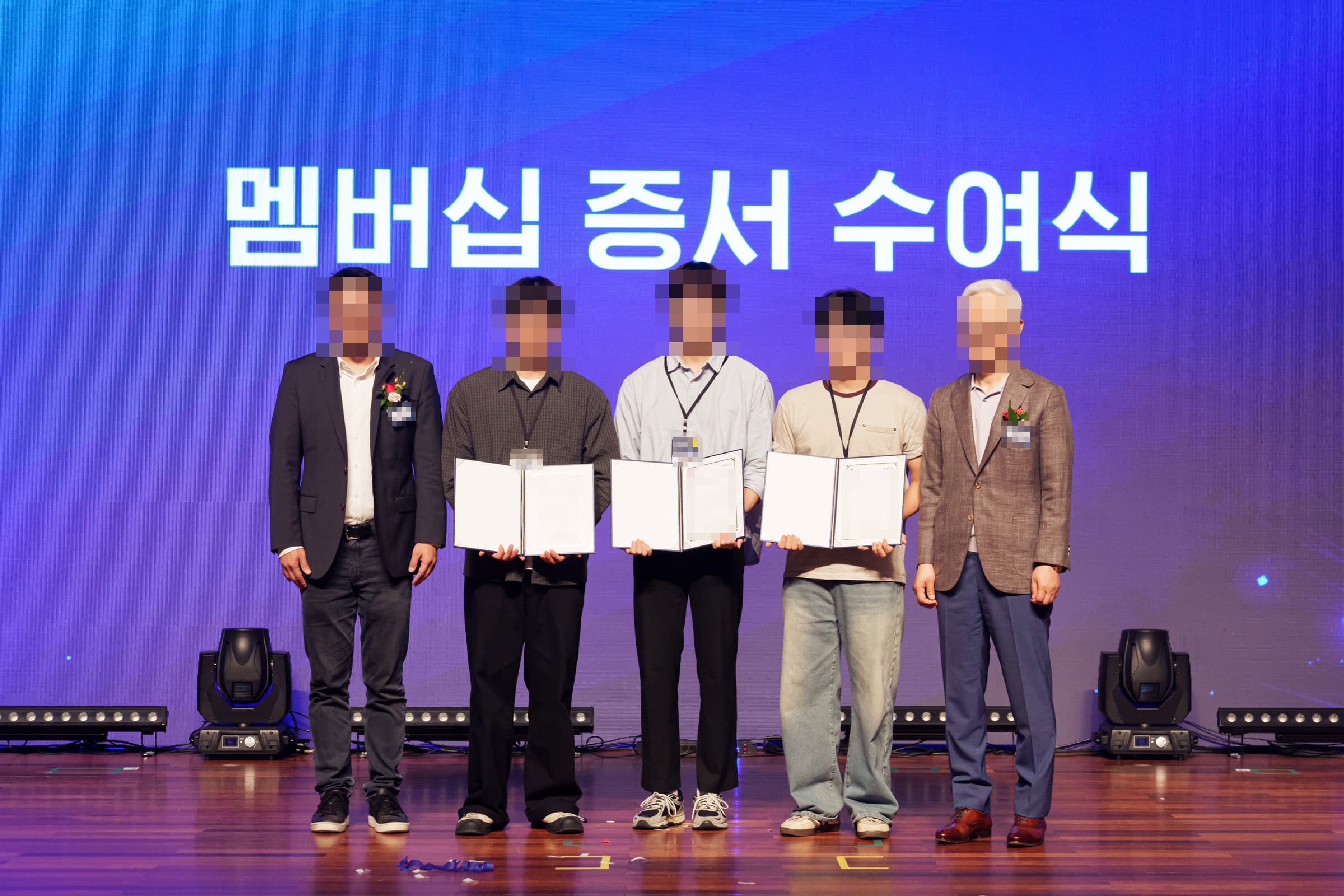 멤버십 증서 수여 기념 촬영