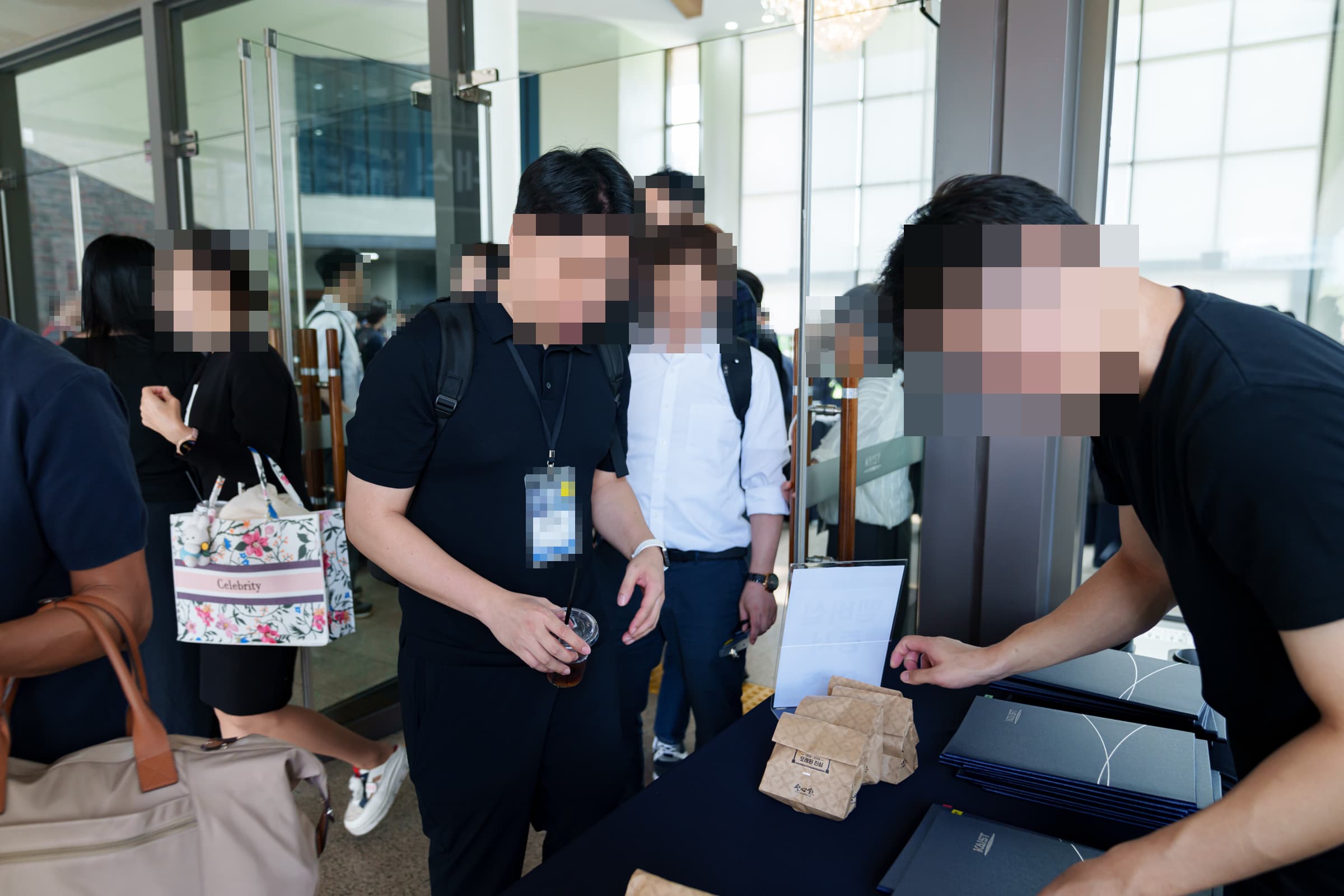 참가자 응대와 배부물 안내